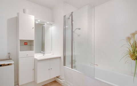 Port Blanc: Bâtiment, Miroir, Luminaire Plomberie, Évier, Maison, Salle De Bains, Bois, Design Intérieur, Robinet