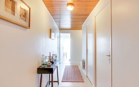 Port Blanc: Propriété, Pièce, Plafond, Bâtiment, Jaune, Maison, Design Intérieur, Immobilier, Mur, Architecture