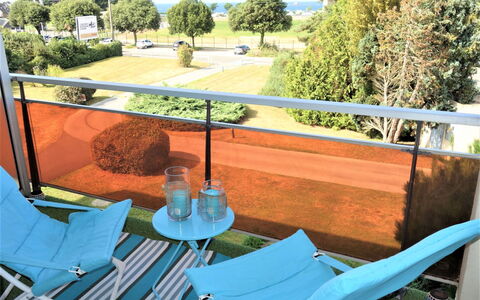 Port Blanc: Plante, Propriété, Vert, Arbre, Bleu, Bleu Azur, Bâtiment, Mobilier De Jardin, Ombre, Chaise