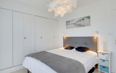 Port Blanc: Meubles, Propriété, Bâtiment, Cabinetry, Confort, Bois, Cadre De Lit, Design Intérieur, Lit