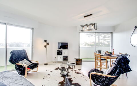 Port Blanc: Salon, Pièce, Design Intérieur, Propriété, Meubles, Bâtiment, Plafond, Maison, Sol, Domicile