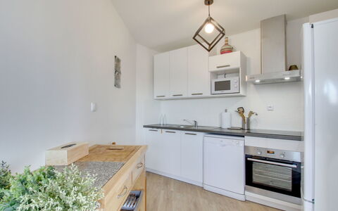 Port Blanc: Cabinetry, Comptoir, Évier, Cuisinière, Robinet, Bois, Design Intérieur, Cuisine, Plante D'Appartement, Sol