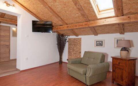 Tre Rose: Propriété, Cadre, Meubles, Bâtiment, Canapé, Confort, Bois, Éclairage, Salon, Design Intérieur