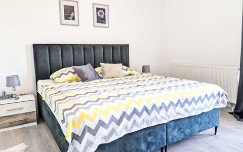 Anić: Lit, Chambre, Literie, Drap De Lit, Linge, Textile, Meubles, Design Intérieur, Cadre De Lit, Sol