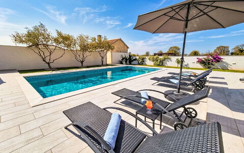 Anić: Piscine, Bleu, Recours, Mobilier De Jardin, Composite, Eco Hôtel, Caractéristique De L'Eau, Biens, Tuile, Dalle