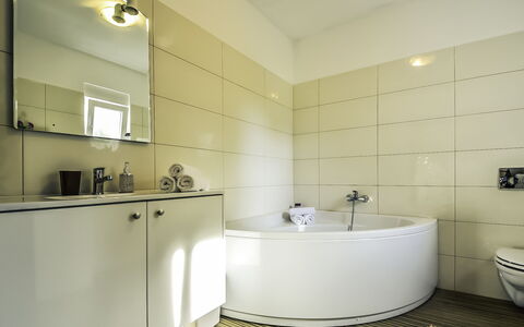 Anić: Baignoire, Luminaire Plomberie, Robinet, Propriété, Bâtiment, Salle De Bains, Sol, Bois, Sol, Design Intérieur