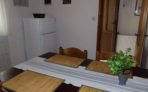 Vir 119: Plante, Table, Propriété, Pot De Fleur, Bois, Cabinetry, Confort, Porte, Design Intérieur, Sol