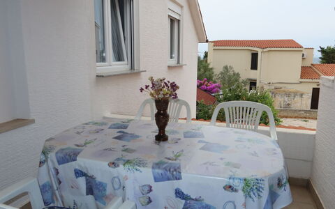 Vir 119: Table, Plante, Meubles, Bâtiment, Fenêtre, Propriété, Chaise, Fleur, Nappe De Table, Bleu Azur