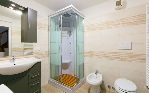 Posticcia Vecchia: Salle De Bains, Pièce, Propriété, Design Intérieur, Immobilier, Sol, Armoire De Toilette, Tuile, Maison, Luminaire Plomberie
