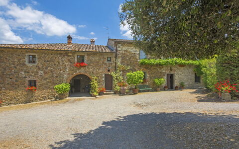 Radda in Chianti 850: Propriété, Mur, Bâtiment, Ciel, Maison, Arbre, Village, Zone Rurale, Architecture, Vacances