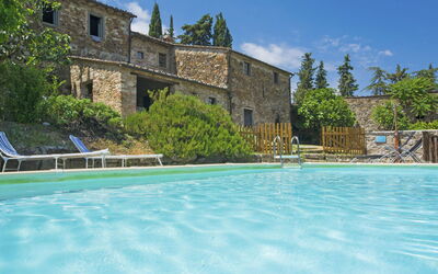 Radda in Chianti 850: L'Eau, Ciel, Plante, Nuage, Bâtiment, Propriété, Fenêtre, Arbre, Piscine, Maison