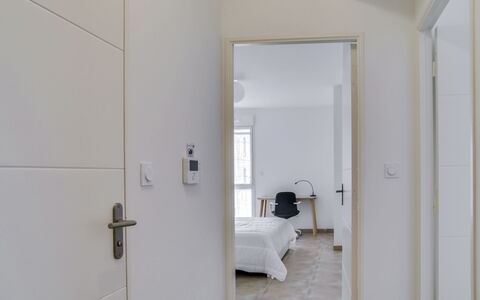 Roc Eden: Propriété, Bâtiment, Porte, Confort, Sol, Bois, Design Intérieur, Maison, Sol
