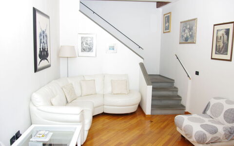 Gli Artisti: Meubles, Pièce, Propriété, Salon, Escaliers, Sol, Design Intérieur, Canapé, Canapé-Lit, Bâtiment
