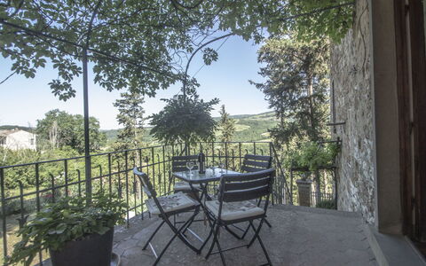 La Terrazza: Plante, Ciel, Propriété, Bâtiment, La Nature, Table, Feuille, Ombre, Arbre, Chaise