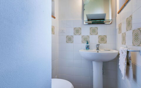 La Terrazza: Salle De Bains, Luminaire Plomberie, Sol, Sol, Design Intérieur, Lavabo, Plomberie, Toilette, Tuile, Siège De Toilette