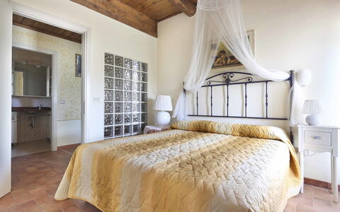 La Castagnara: Chambre, Meubles, Lit, Pièce, Drap De Lit, Propriété, Cadre De Lit, Design Intérieur, Literie, Plafond