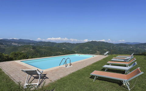 La Castagnara: Propriété, Piscine, Maison, Meubles, Balancelle, Table, Biens, Immobilier, Villa, Lot Terre
