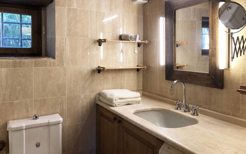 Compignano Barn: Salle De Bains, Pièce, Propriété, Armoire De Toilette, Design Intérieur, Évier, Tuile, Robinet, Éclairage, Luminaire Plomberie
