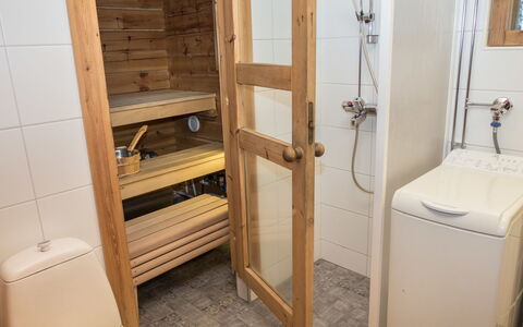 Rukantaika 1B: Sol, Sol, Bois, Design Intérieur, Luminaire Plomberie, Pièce, Plomberie, Parquet, Tache De Bois, Salle De Bains