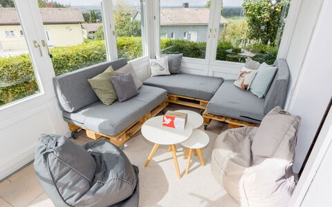 Nest: Meubles, Propriété, Canapé, Plante, Table, Chaise, Confort, Design Intérieur, Salon, Mobilier De Jardin