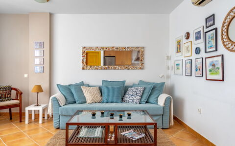 Terrazas de Calamijas: Meubles, Propriété, Bâtiment, Cadre, Bleu Azur, Bleu, Design Intérieur, Éclairage, Bois, Orange