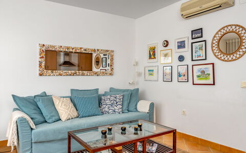 Terrazas de Calamijas: Cadre, Propriété, Meubles, Table, Canapé, Vert, Bleu Azur, Bois, Design Intérieur, Éclairage