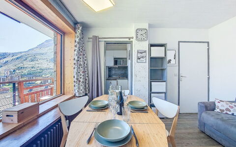 Horizon 2000 (Le Lac): Table, Meubles, Propriété, Cadre, Bleu, Bleu Azur, Canapé, Bois, Bâtiment, Design Intérieur