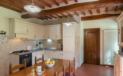 Casale Il Giglio 880.2: Cabinetry, Propriété, Meubles, Table, Comptoir, Bois, Éclairage, Design Intérieur, Chaise, Cuisine