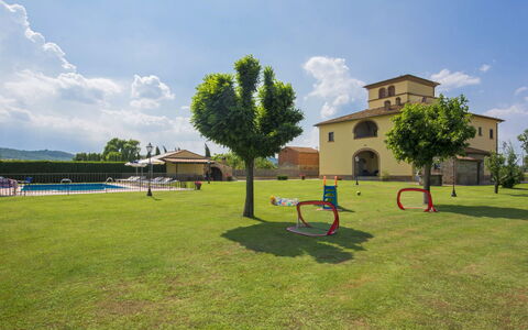 La Salciaia: Propriété, Ciel, Lot Terre, Herbe, Immobilier, Maison, Pelouse, Biens, Terrain De Jeux, Architecture