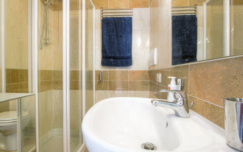Suite 48: Salle De Bains, Propriété, Pièce, Tuile, Robinet, Baignoire, Mur, Design Intérieur, Sol, Luminaire Plomberie