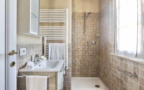 Uva: Salle De Bains, Pièce, Propriété, Tuile, Design Intérieur, Sol, Robinet, Mur, Immobilier, Bâtiment