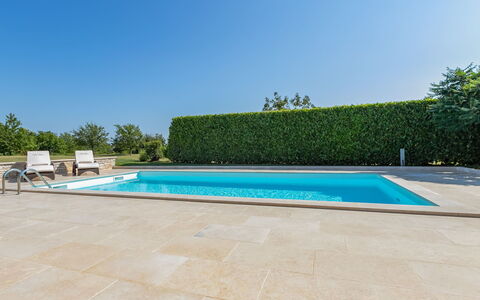 Poli Murvu: Piscine, Propriété, Loisir, Immobilier, Maison, Vacances, Villa, Herbe, Bâtiment, Tuile