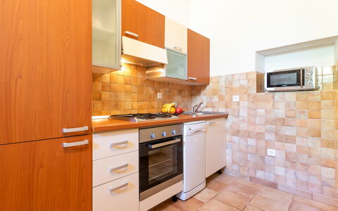 Poli Murvu: Propriété, Pièce, Cuisine, Cabinetry, Meubles, Comptoir, Maison, Bâtiment, Design Intérieur, Sol