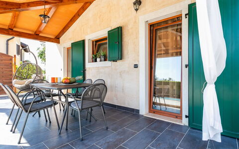 Poli Murvu: Propriété, Bâtiment, Pièce, Maison, Immobilier, Design Intérieur, Domicile, Meubles, Sol, Table
