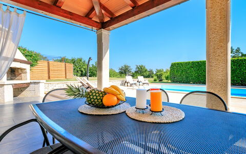 Poli Murvu: Propriété, Table, Immobilier, Pièce, Porche, Bâtiment, Maison, Meubles, Bleu Azur, Design Intérieur