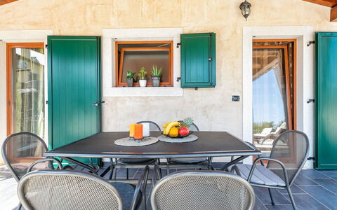 Poli Murvu: Pièce, Propriété, Bâtiment, Meubles, Turquoise, Maison, Salle À Manger, Design Intérieur, Table, Immobilier