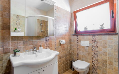 Poli Murvu: Marron, Miroir, Luminaire Plomberie, Robinet, Évier, Propriété, Lavabo, Violet, Salle De Bains, Design Intérieur