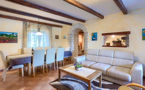 Villa Prisedi: Table, Meubles, Cadre, Propriété, Canapé, Bleu Azur, Salon, Plante D'Appartement, Éclairage, Design Intérieur