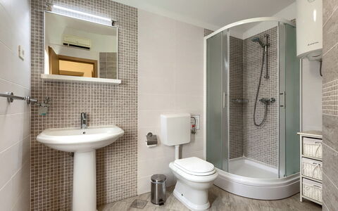 Villa Prisedi: Miroir, Luminaire Plomberie, Évier, Propriété, Bâtiment, Robinet, Lavabo, Salle De Bains, Violet