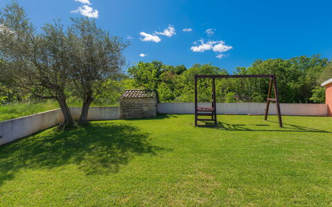 Villa Prisedi: Ciel, Nuage, Propriété, Plante, Feuille, Arbre, Paysage Naturel, Ombre, Lot Terre, Végétation