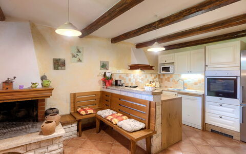 Villa Prisedi: Propriété, Cabinetry, Bâtiment, Comptoir, Cuisine, Bois, Éclairage, Design Intérieur, Appareil De Cuisine, Maison