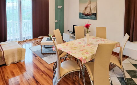 Beba: Table, Meubles, Rideau, Chaise, Bois, Design Intérieur, Sol, Sol, Cadre, Bâtiment