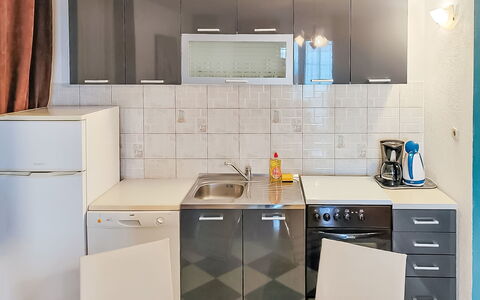 Beba: Cabinetry, Comptoir, Propriété, Bâtiment, Evier, Évier, Robinet, Appareil De Cuisine, Cuisinière, Cuisine