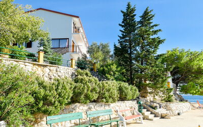Starigrad-Paklenica 303: Plante, Ciel, Bâtiment, Propriété, Fenêtre, Maison, Botanique, Arbre, Chalet, Extérieur Banc