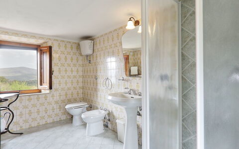 Casale Ulisse: Miroir, Propriété, Luminaire Plomberie, Bâtiment, Robinet, Salle De Bains, Lavabo, Design Intérieur, Évier, Maison