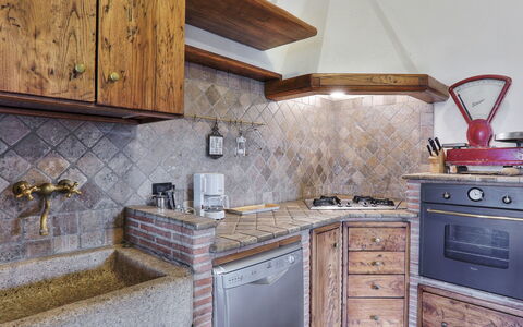 Casale Ulisse: Comptoir, Cabinetry, Robinet, Propriété, Cuisine, Évier, Cuisinière, Bâtiment, Bois, Éclairage