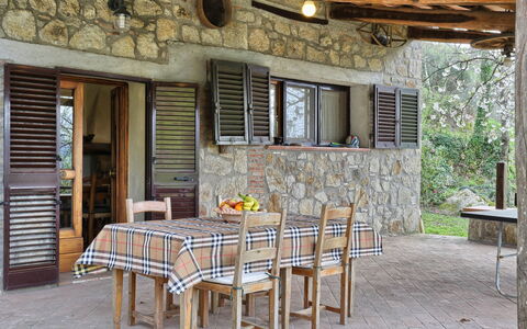 Casale Ulisse: Table, Meubles, Fenêtre, Bâtiment, Bois, Plante, Design Intérieur, Porte, Chaise, Ombre