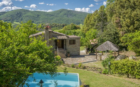 Casale Ulisse: Plante, Nuage, Ciel, Bâtiment, Propriété, Montagne, Communauté Des Plantes, Fenêtre, Paysage Naturel, Arbre