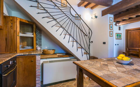 Casale Fonte: Meubles, Cabinetry, Table, Bâtiment, Bois, Cuisine, Design Intérieur, Sol, Sol, Tache De Bois