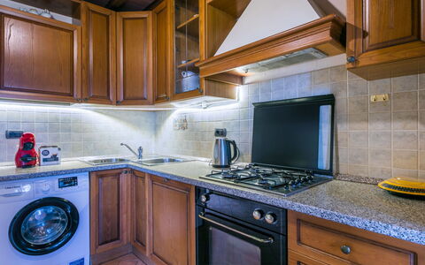 Tegliaia: Cabinetry, Comptoir, Propriété, Bâtiment, Cuisinière, Appareil De Cuisine, Cuisine, Bois, Électroménager, Design Intérieur